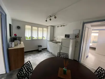 Cuisine ou kitchenette dans l'établissement CENTRE CHATELAILLON GRAND T2** AVEC COUR 100mPLAGE