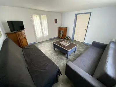 Télévision ou salle de divertissement dans l'établissement CENTRE CHATELAILLON GRAND T2** AVEC COUR 100mPLAGE