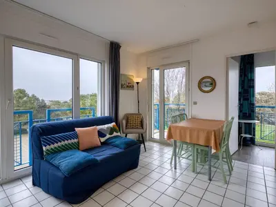 Coin salon dans l'établissement Châtelaillon-Plage : T2 panoramique sur la mer pour 2 avec piscine - FR-1-258-185