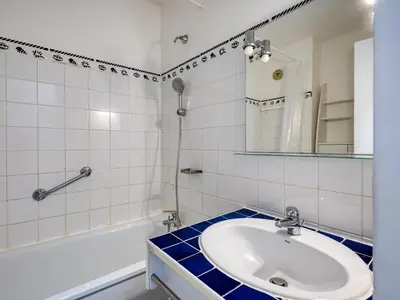 Salle de bains dans l'établissement Châtelaillon-Plage : T2 panoramique sur la mer pour 2 avec piscine - FR-1-258-185