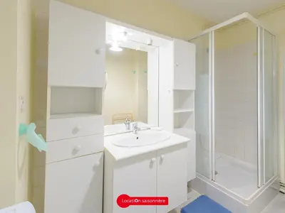 Salle de bains dans l'établissement T3 pour 4 personnes avec balcon à Châtelaillon-Plage - FR-1-258-186