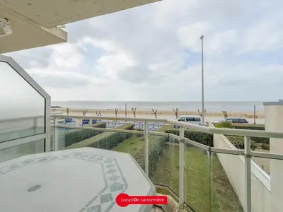 Vue générale sur la mer ou vue sur la mer prise depuis l'appartement