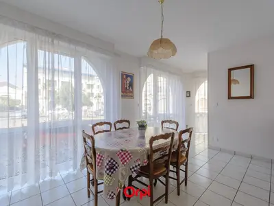 Coin salon dans l'établissement Appartement T2 à 50m de la plage avec piscine, tennis et balcon - Châtelaillon-Plage - FR-1-258-187