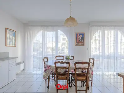 Coin salon dans l'établissement Appartement T2 à 50m de la plage avec piscine, tennis et balcon - Châtelaillon-Plage - FR-1-258-187