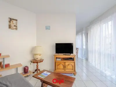 Télévision ou salle de divertissement dans l'établissement Appartement T2 à 50m de la plage avec piscine, tennis et balcon - Châtelaillon-Plage - FR-1-258-187