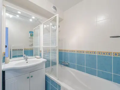 Salle de bains dans l'établissement Appartement T2 en Front de Mer avec Balcon, Wifi et Parking - Châtelaillon-Plage - FR-1-258-188