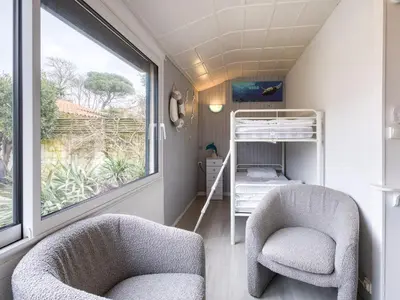 Coin salon dans l'établissement Maison familiale à 100m de la plage avec jardin clos et parking, pour 6 personnes - FR-1-258-190