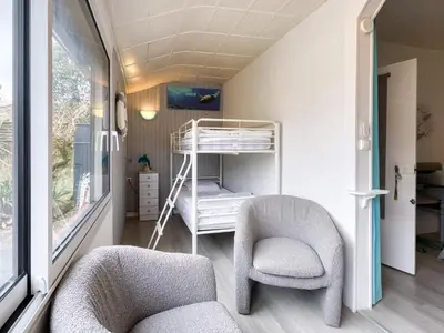 Un ou plusieurs lits dans un hébergement de l'établissement Maison familiale à 100m de la plage avec jardin clos et parking, pour 6 personnes - FR-1-258-190