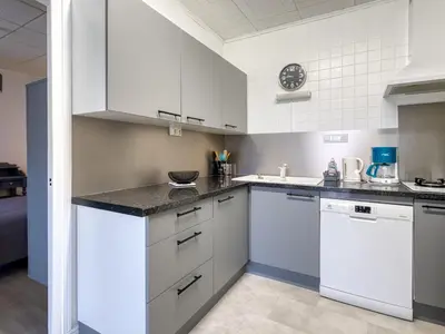 Cuisine ou kitchenette dans l'établissement Maison familiale à 100m de la plage avec jardin clos et parking, pour 6 personnes - FR-1-258-190