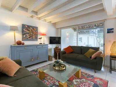 Télévision ou salle de divertissement dans l'établissement Maison Confort pour 8 avec Piscine Sécurisée, Wifi, à 100m de la Plage, Châtelaillon-Plage - FR-1-258-193