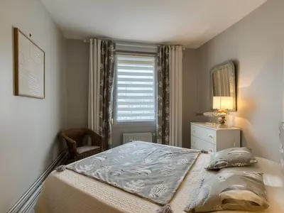 Un ou plusieurs lits dans un hébergement de l'établissement Maison Confort pour 8 avec Piscine Sécurisée, Wifi, à 100m de la Plage, Châtelaillon-Plage - FR-1-258-193