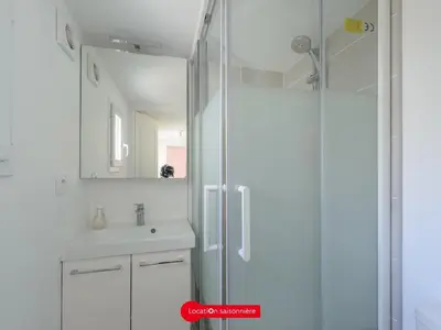Salle de bains dans l'établissement Appartement T2 à 50m de la plage avec cour, Wifi et équipements bébé – 4 pers, Châtelaillon-Plage - FR-1-258-194