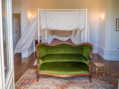 Coin salon dans l'établissement Château l'Hubertière