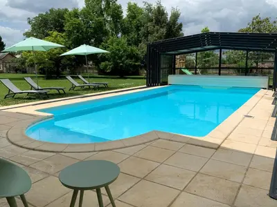 Piscine de l'établissement Château l'Hubertière ou située à proximité