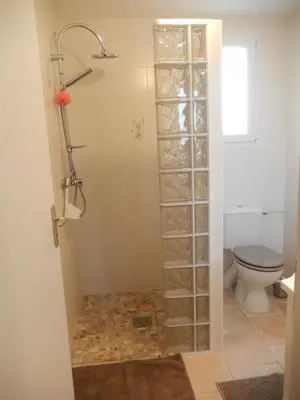 Salle de bains dans l'établissement Studio Appart' Les jards