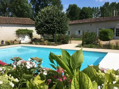 Piscine de l'établissement Le Logis de la Soloire 3 étoiles ou située à proximité