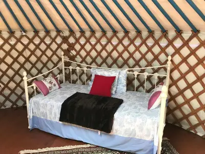 Un ou plusieurs lits dans un hébergement de l'établissement French Fields Luxury Glamping Twin Emperor Tent