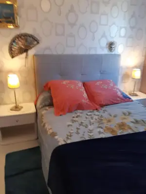 Un ou plusieurs lits dans un hébergement de l'établissement Chambre lit double dans pavillon , chez Lilyanne