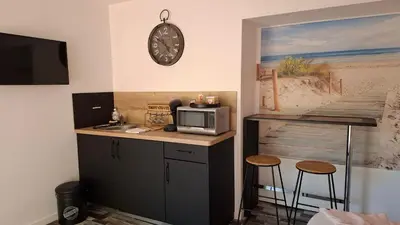 Cuisine ou kitchenette dans l'établissement chambre d'hotes studio des tourterelles