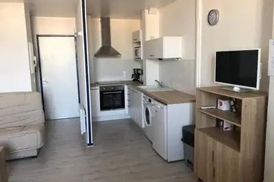 Cuisine ou kitchenette dans l'établissement La Fayette 2*, Meublé tout confort avec vue sur le port