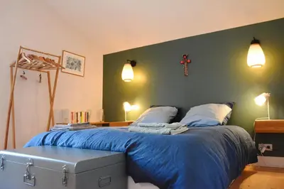 Un ou plusieurs lits dans un hébergement de l'établissement Gîte du Presbytère Port d'Envaux, Ravissante Maison de charme