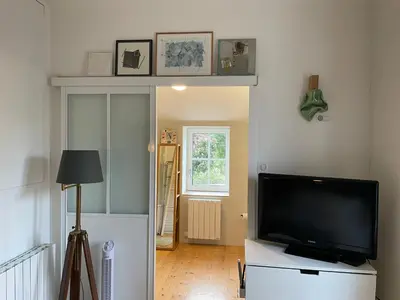 Télévision ou salle de divertissement dans l'établissement Gîte du Presbytère Port d'Envaux, Ravissante Maison de charme