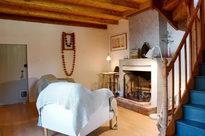 Coin salon dans l'établissement Gîte du Presbytère Port d'Envaux, Ravissante Maison de charme