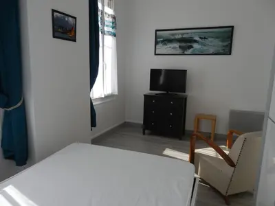 Télévision ou salle de divertissement dans l'établissement Appartement T2 ou T1 côté cour/jardin avec garage