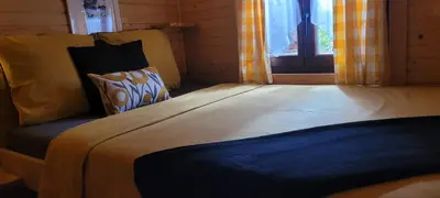 Un ou plusieurs lits dans un hébergement de l'établissement La Roulotte d'Emilie et son jacuzzi privé