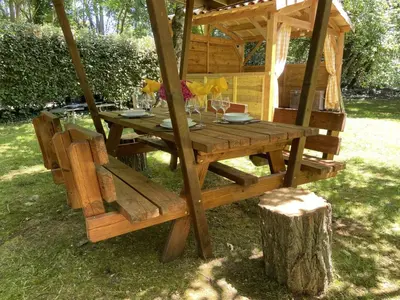 Jardin de l'établissement La Roulotte d'Emilie et son jacuzzi privé