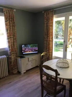 Télévision ou salle de divertissement dans l'établissement Les Pierrottes pour 2