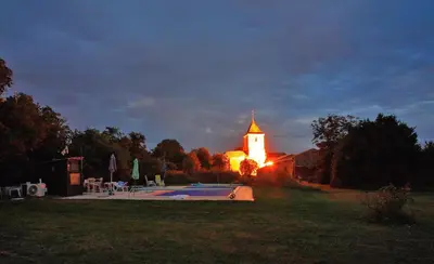 Piscine de l'établissement La Ferme de l'Eglise ou située à proximité