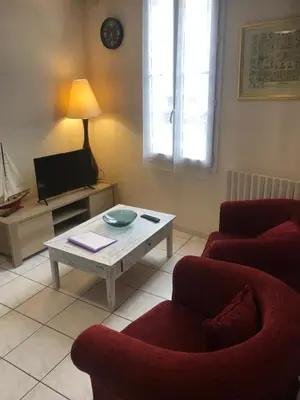 Télévision ou salle de divertissement dans l'établissement residence pasteur - Hermione