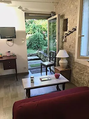 Télévision ou salle de divertissement dans l'établissement La Remise