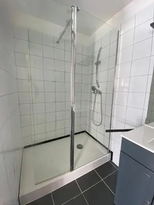 Salle de bains dans l'établissement MAISON *** AVEC COUR 3KM PLAGE ET LA ROCHELLE