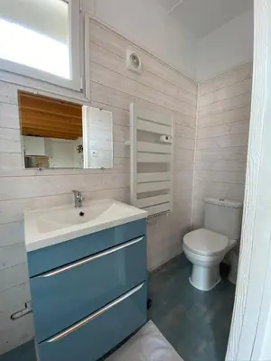 Salle de bains dans l'établissement CENTRE CHATELAILLON GRAND LOFT ** 100m DE LA PLAGE
