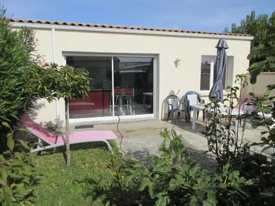 Jardin de l'établissement Meublés des 3 îles plain-pied