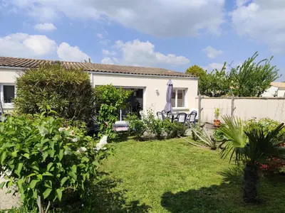 Jardin de l'établissement Meublés des 3 îles plain-pied