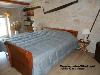 Un ou plusieurs lits dans un hébergement de l'établissement MARAIS POITEVIN bord rivière pêche ,barque, vélos, wifi, linge, cheminée, cuisine, terrain de boules