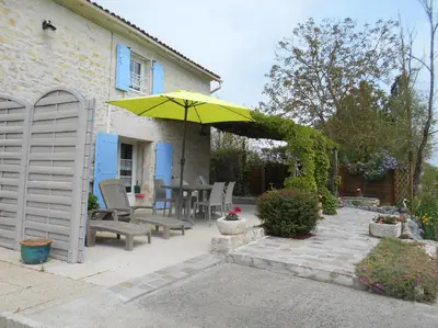 Jardin de l'établissement MARAIS POITEVIN bord rivière pêche ,barque, vélos, wifi, linge, cheminée, cuisine, terrain de boules
