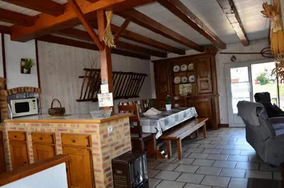 Cuisine ou kitchenette dans l'établissement MARAIS POITEVIN bord rivière pêche ,barque, vélos, wifi, linge, cheminée, cuisine, terrain de boules