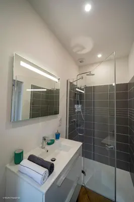 Salle de bains dans l'établissement L'île de la Brèche