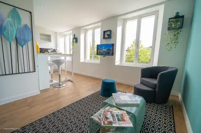 Télévision ou salle de divertissement dans l'établissement L'île de la Brèche