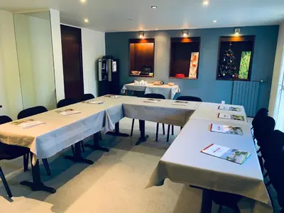 Restaurant ou autre lieu de restauration dans l'établissement Hôtel Au Relais des Lilas