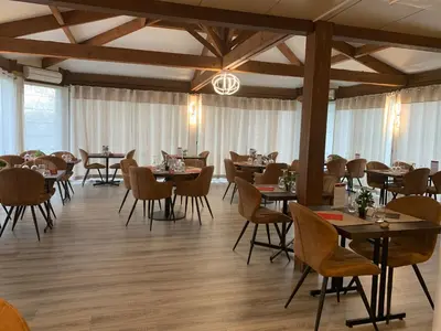 Restaurant ou autre lieu de restauration dans l'établissement Hôtel Au Relais des Lilas