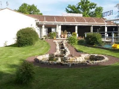 Jardin de l'établissement Hôtel Au Relais des Lilas