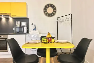 Cuisine ou kitchenette dans l'établissement Luxury-Centre-Ville -Gare-netflix Wifi
