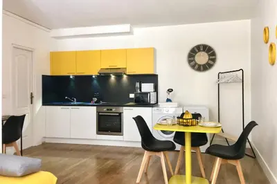 Cuisine ou kitchenette dans l'établissement Luxury-Centre-Ville -Gare-netflix Wifi