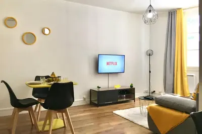 Télévision ou salle de divertissement dans l'établissement Luxury-Centre-Ville -Gare-netflix Wifi