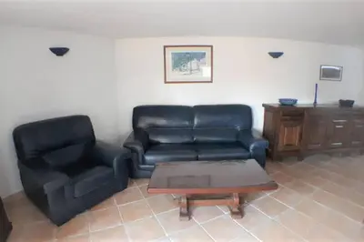 Coin salon dans l'établissement Gîte 3 étoiles 300m plage piscine privée grand jardin
